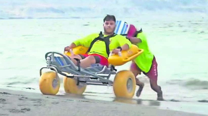 Mejillones implementa silla flotante inclusiva para bañistas