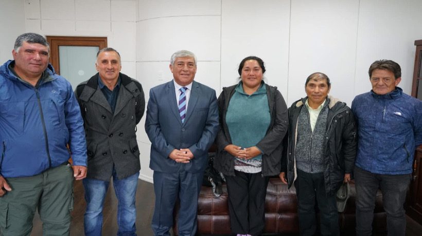 Alcalde de Castro dialoga con líderes comunitarios de Quehui y Chelín