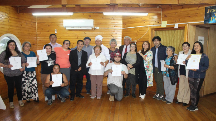 Participantes aprenden técnicas culinarias en taller de cocina en Castro