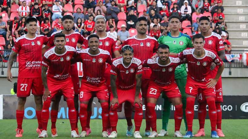 Unión La Calera presentó un incompleto plantel para el 2025 en el regreso  de la Noche Roja