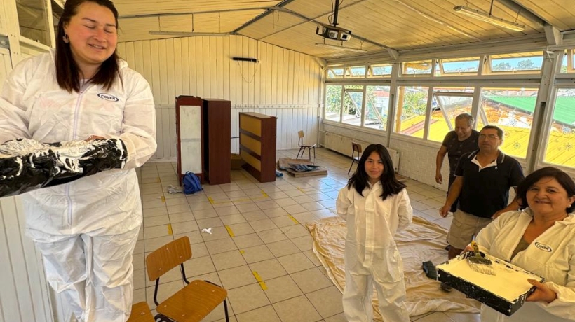 Apoderados y alumnos colaboran con el pintado de la escuela Claudio Arrau