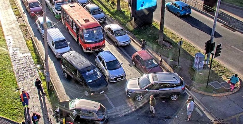 Colisión entre dos automóviles en Viña del Mar dejó un lesionado y una alta congestión vehicular