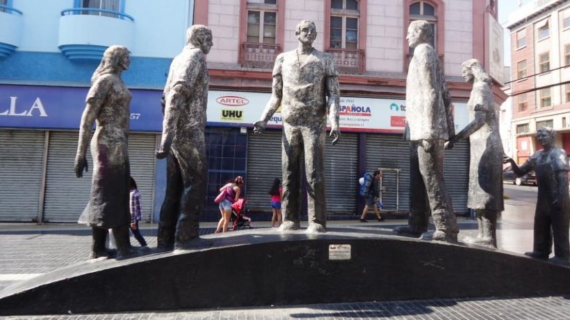 Esculturas de personajes históricos cobran vida con inteligencia artificial en el centro de Antofagasta Esculturas de personajes históricos cobran vida con inteligencia artificial en el centro de Antofagasta