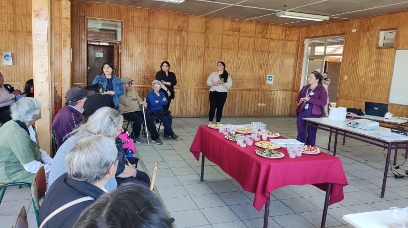 Personas mayores aprenden a comer sano en Curaco de Vélez