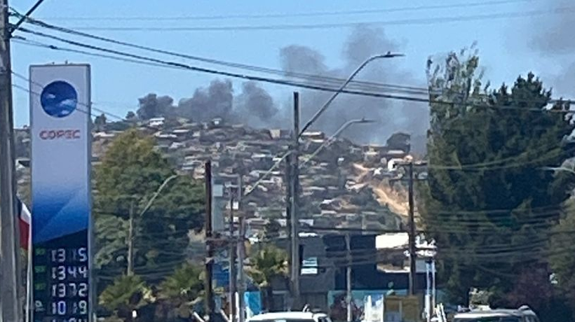 Bomberos combate incendio cercano a Villa Independencia