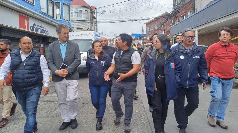 Ministro de Transporte se compromete con afectados por incendio en Ancud