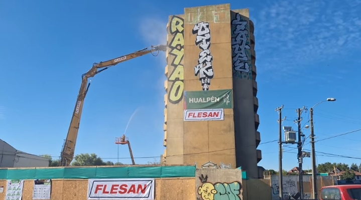 A 15 años del 27F: Demuelen edificio Puerto de Palos en Hualpén