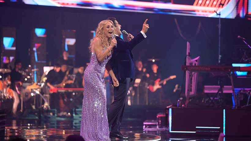 Vestido lila con mucho brillo y corbata azul: los detalles del look de los animadores en el cierre de Viña 2025