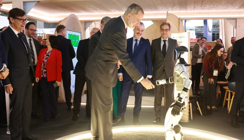 Rey Felipe VI saluda a un humanoide en el MWC 2025