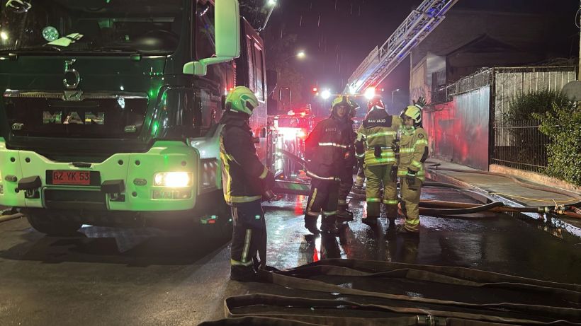 Tres bomberos resultaron con lesiones de menor consideración tras incendio en Estación Central