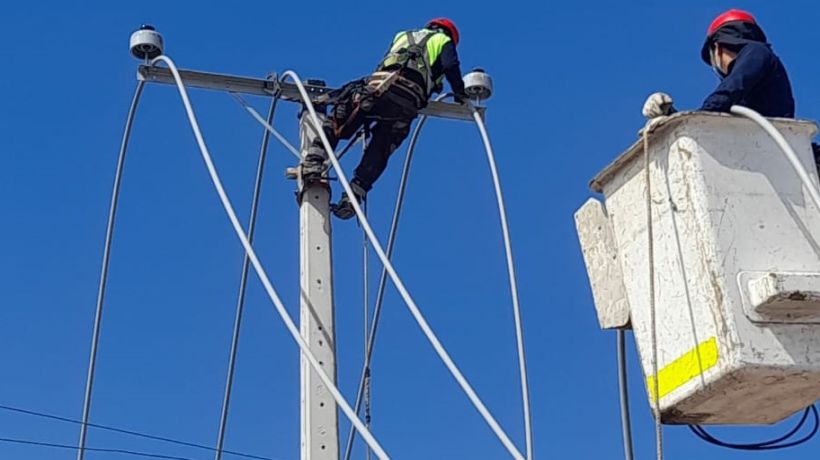 Conductor chocó vehículo contra poste y dejó sin energía a más de cinco mil clientes en Alto Hospicio