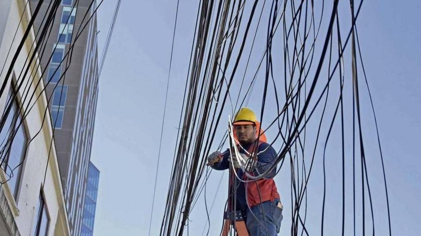 Avanza retiro de cables en desuso en distintos sectores de Chillán