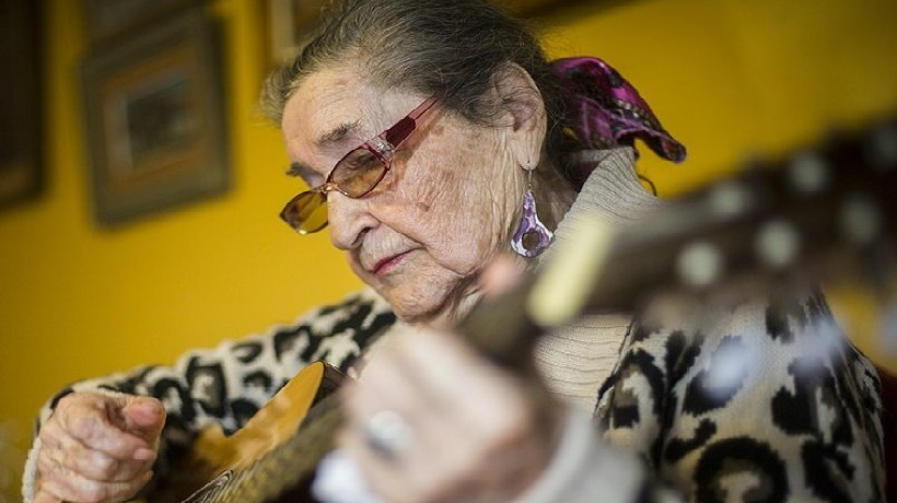 Mujeres de Valparaíso: Margot Loyola, la folclorista que se enamoró del puerto y sus colores