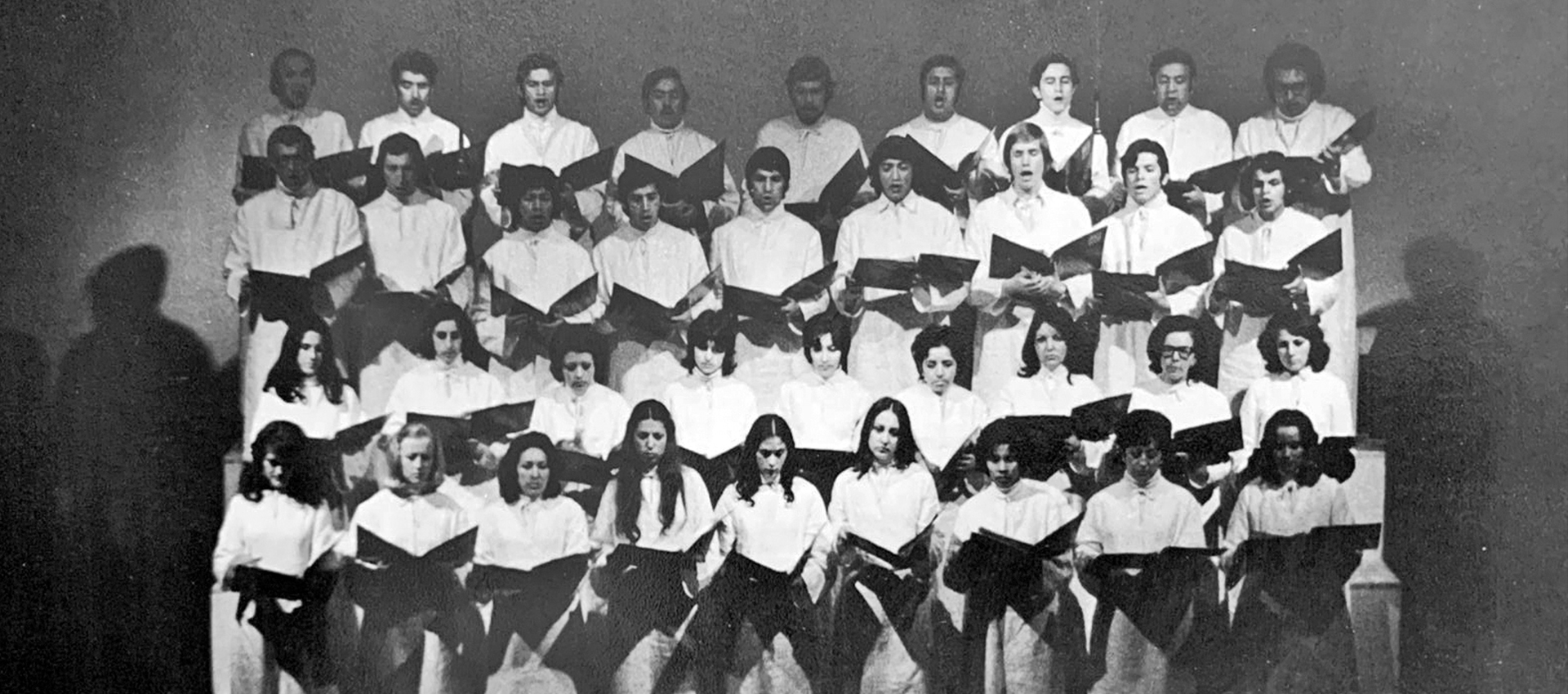Coro UACh celebra sus 70 años con exhibición de imágenes y archivos