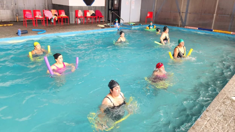 Usuarias del programa "Vida Sana" participan en clase de hidrogimnasia
