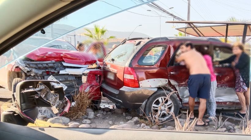 Colisión de vehículos dejó dos lesionados en avenida Salvador Allende en Iquique