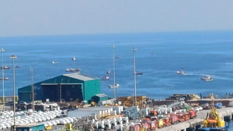 Pescadores de San Antonio bloquean puerto como protesta por Ley de Fraccionamiento