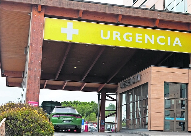Mujer habría sido lanzada desde un auto en tránsito en Puerto Montt