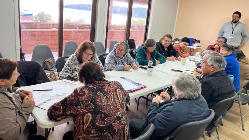 Abordan salud mental en exitosa reunión de la Unión Comunal del Adulto Mayor de Chonchi