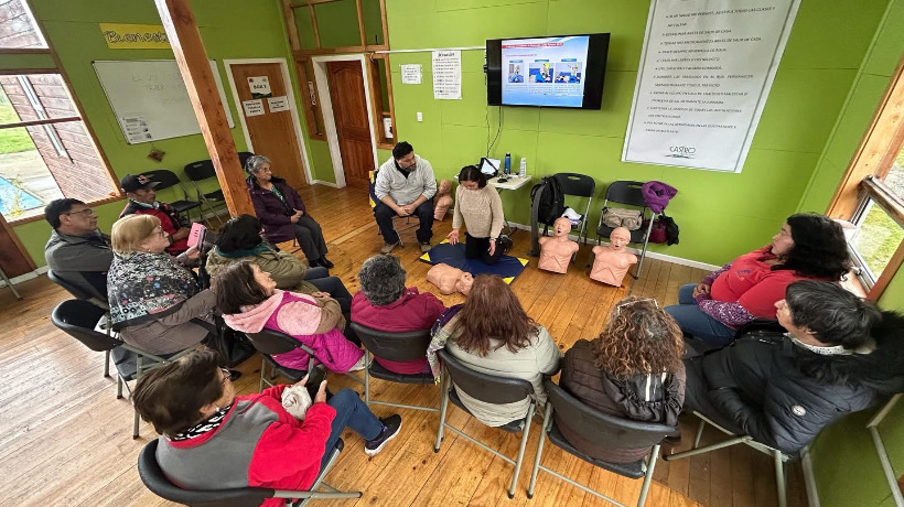 Capacitación en Centro Diurno de Castro sobre manejo de emergencias y atención a personas mayores
