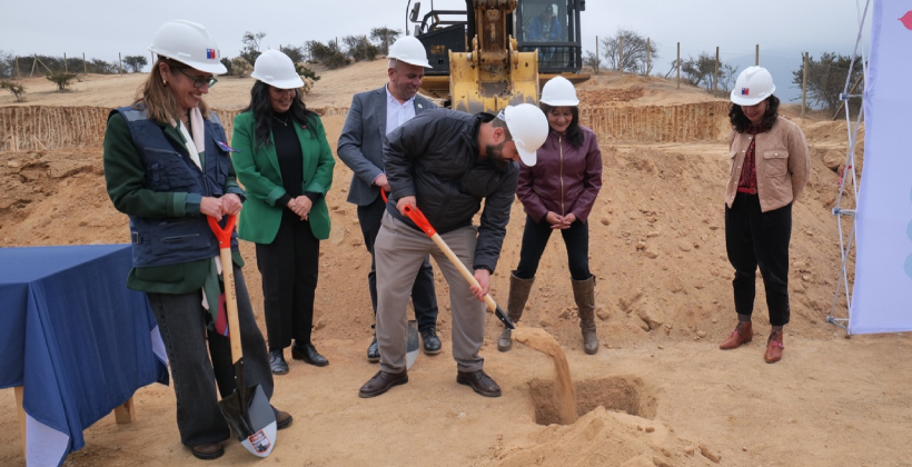 Olmué tendrá su primer Centro Comunitario de Cuidados: autoridades pusieron el primer bloque de hormigón