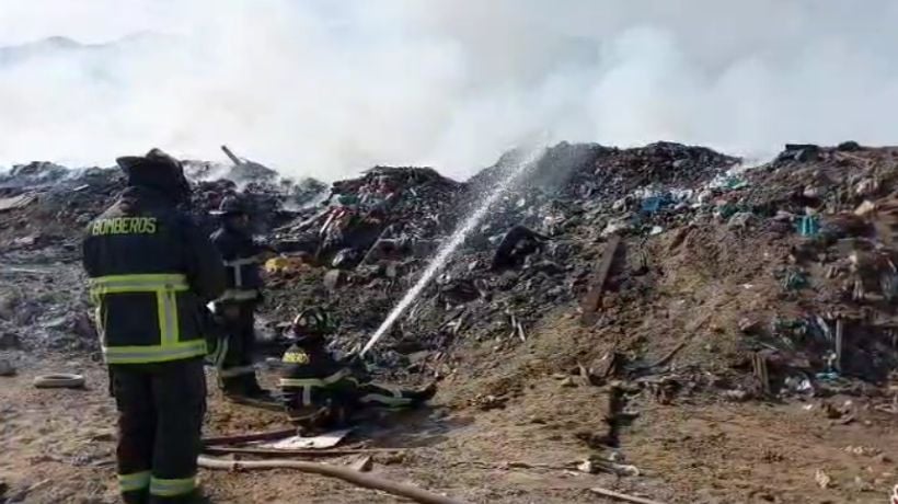 Bomberos combate extensa quema de basura en el sector norte de Antofagasta
