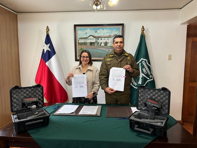 Municipio de Valdivia entrega nuevas pistolas detectoras de velocidad a Carabineros