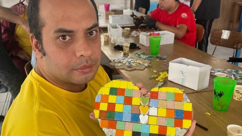 Antofagasta: ONG de personas con discapacidad transforma su espacio con mural colaborativo junto a mosaiquista local