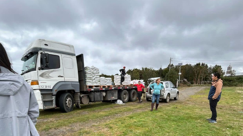 Equipo Prodesal curacano entrega bono FOA a 162 agricultores en Palqui y Huyar Alto