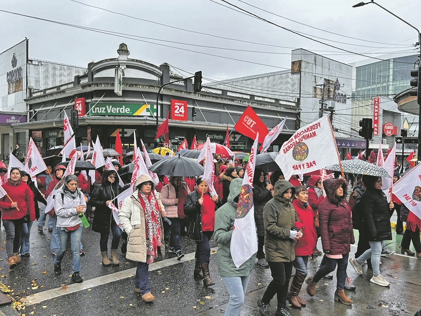 Trabajadores marcharon ayer exigiendo mejoras de condiciones laborales en Valdivia