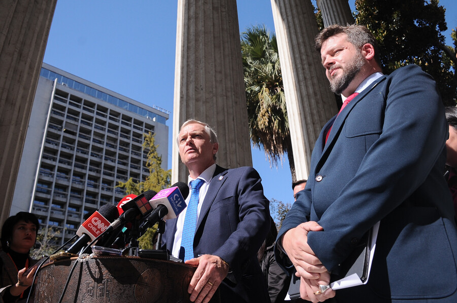 Kast y Kaiser arremeten contra la izquierda tras difusión de imagen de muñecos colgados con sus rostros