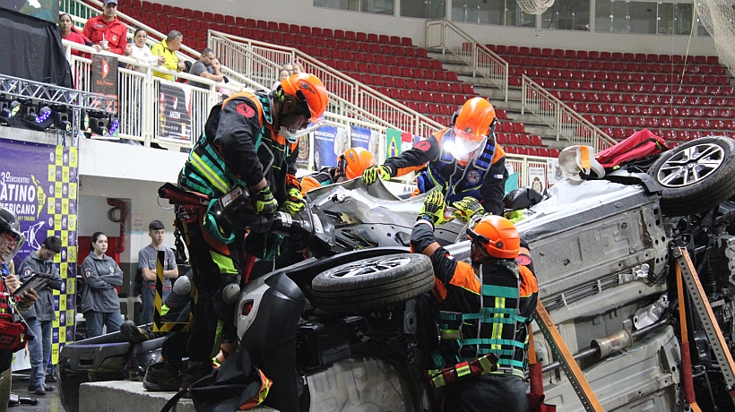 Bomberos de Puerto Montt y Frutillar enfrentan exigente desafío en Brasil