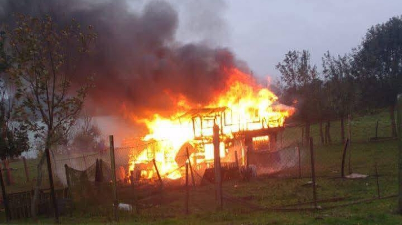 Nuevo incendio en isla Maillen consumió una casa de dos pisos