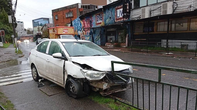 Conductor ebrio chocó auto contra reja en Puerto Montt: se negó a la alcoholemia