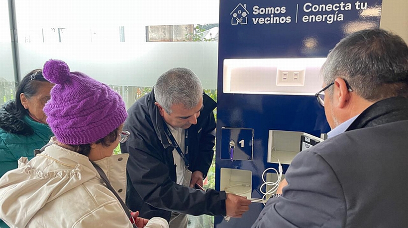 Instalan tótem para cargar celulares en el cesfam Pedro Jáuregui de Rahue Bajo