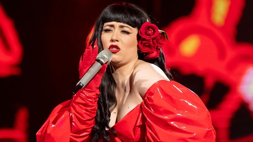 Camila Chacón presenta tributo a Mon Laferte en casino de Puerto Varas