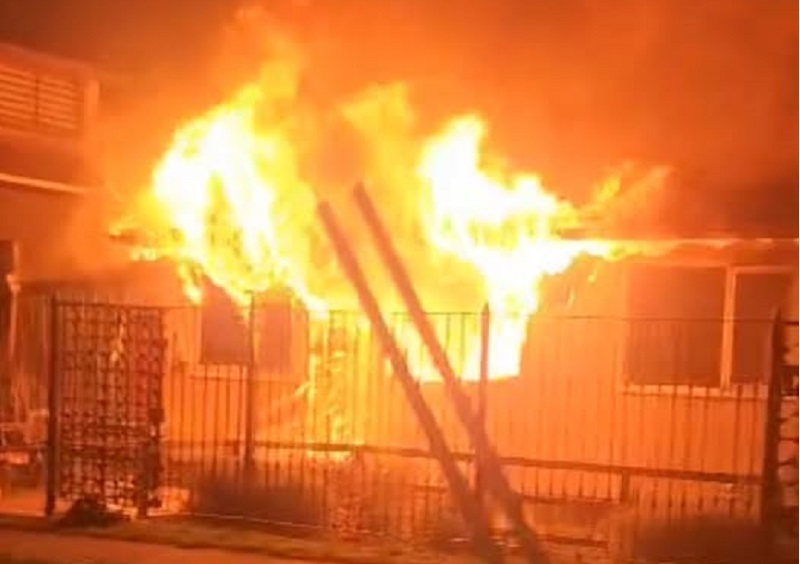 Incendio consumió una vivienda en Valdivia y una mujer resultó lesionada