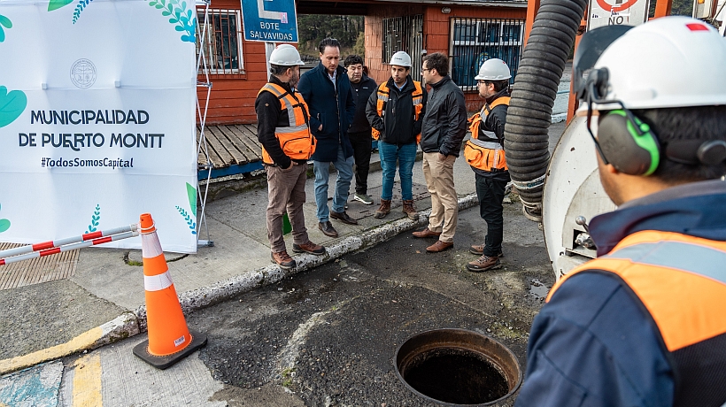 En Angelmó iniciaron el retiro de tuberías de aguas servidas provenientes de Tenglo