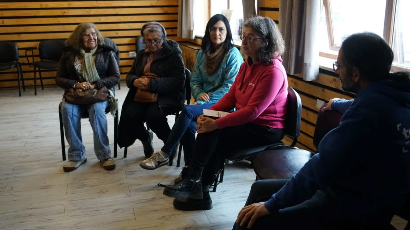 Adultos mayores se suman a curso de fotografía en Castro