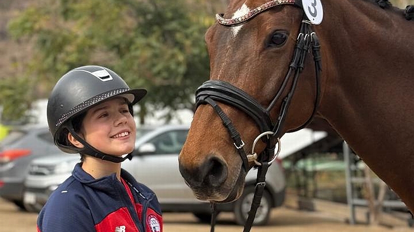 Joven promesa de Llanquihue fue reconocida en competencia ecuestre en Santiago