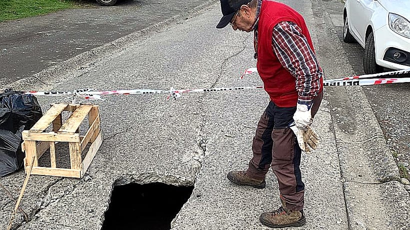 Enorme socavón inquieta a vecinos de la población Errázuriz de Puerto Varas