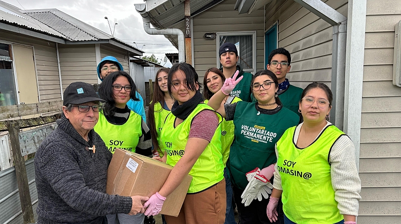 Estudiantes ayudaron a la comunidad de Alerce en "mechoneo solidario"