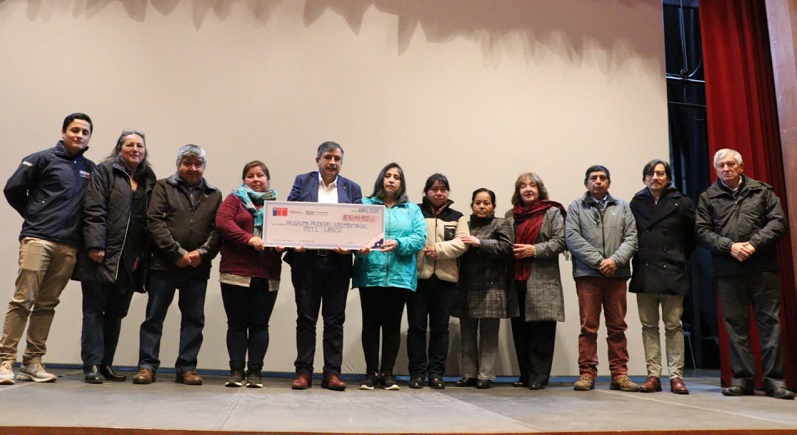 Entregan apoyo a familias campesinas e indígenas de Lanco para asegurar alimentación animal en invierno