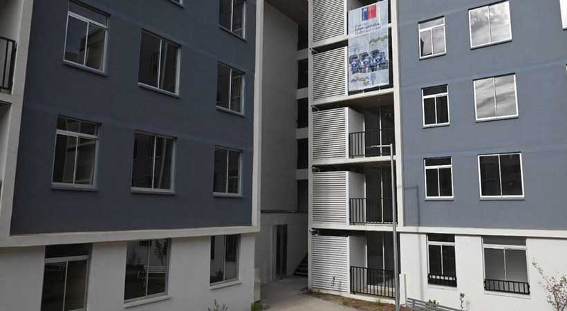 Ministro Montes lideró entrega de conjunto habitacional que beneficia a 200 familias de Valparaíso