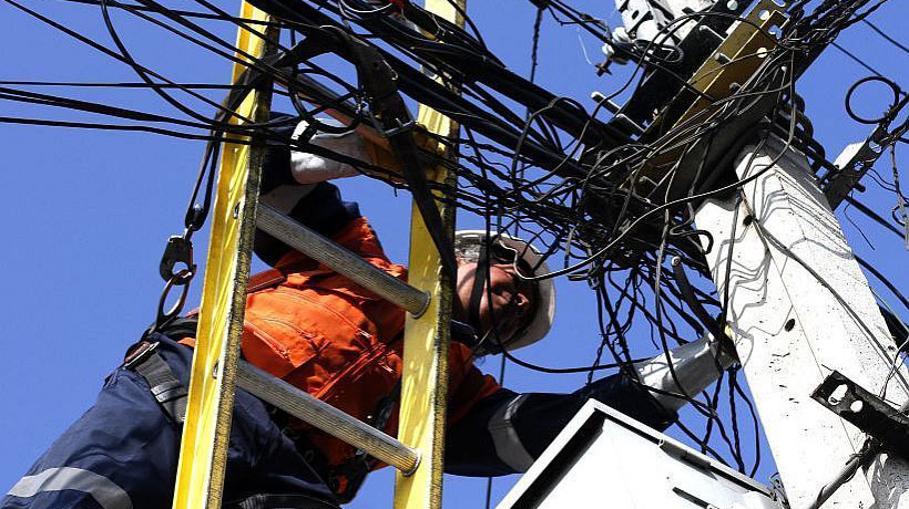 Camión derriba postes y semáforos en Las Condes: tránsito suspendido y cortes de luz