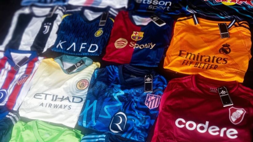 Decomisan cargamento con más de 12 mil poleras de fútbol falsificadas en la Zona Franca de Iquique