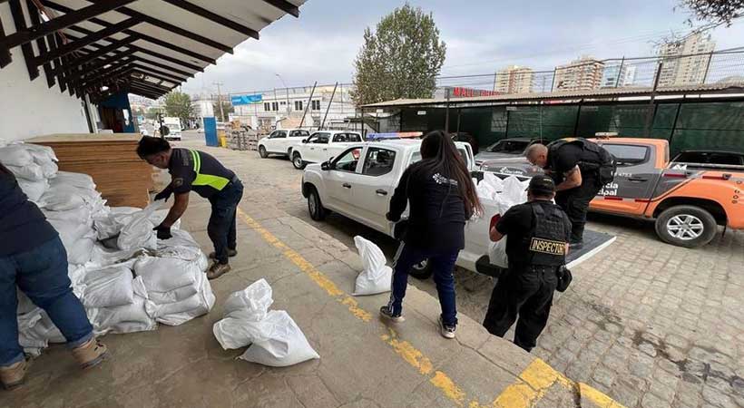 Equipo del municipio de Viña se desplegó por paso de sistema frontal: se distribuyeron sacos de arena