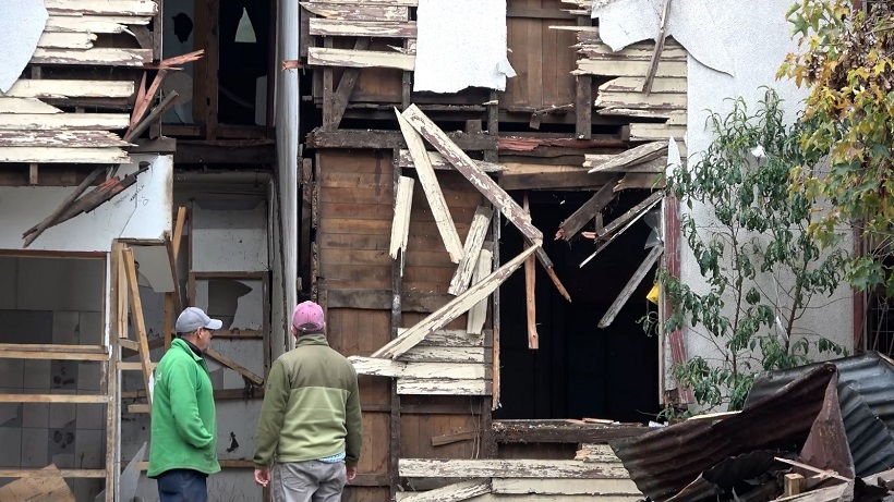 Siete okupas detenidos: municipio y Carabineros concretan esperado desalojo de casa tomada en el centro de Temuco