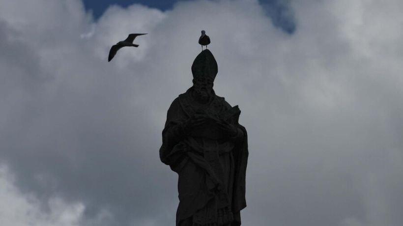 Humo blanco y campanas en el Vaticano anuncian elección de un nuevo papa