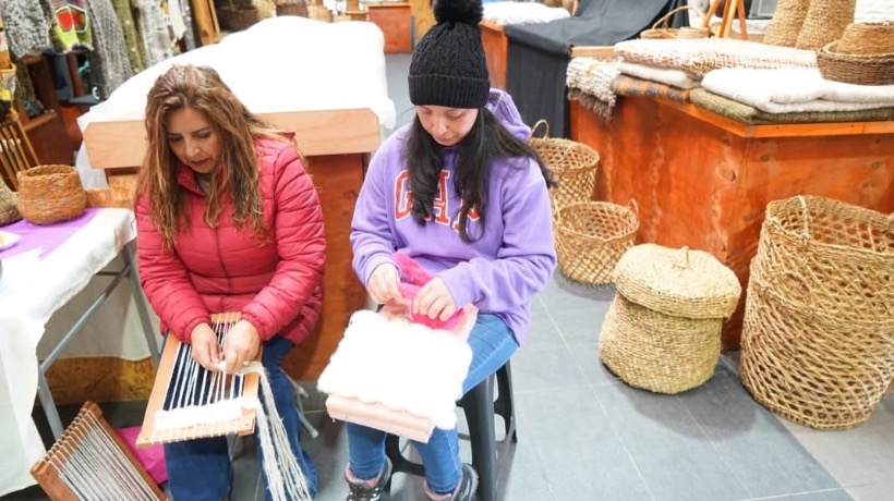 Actividad “Tejiendo fibras chilotas" llenó de tradición la feria concejal en Castro